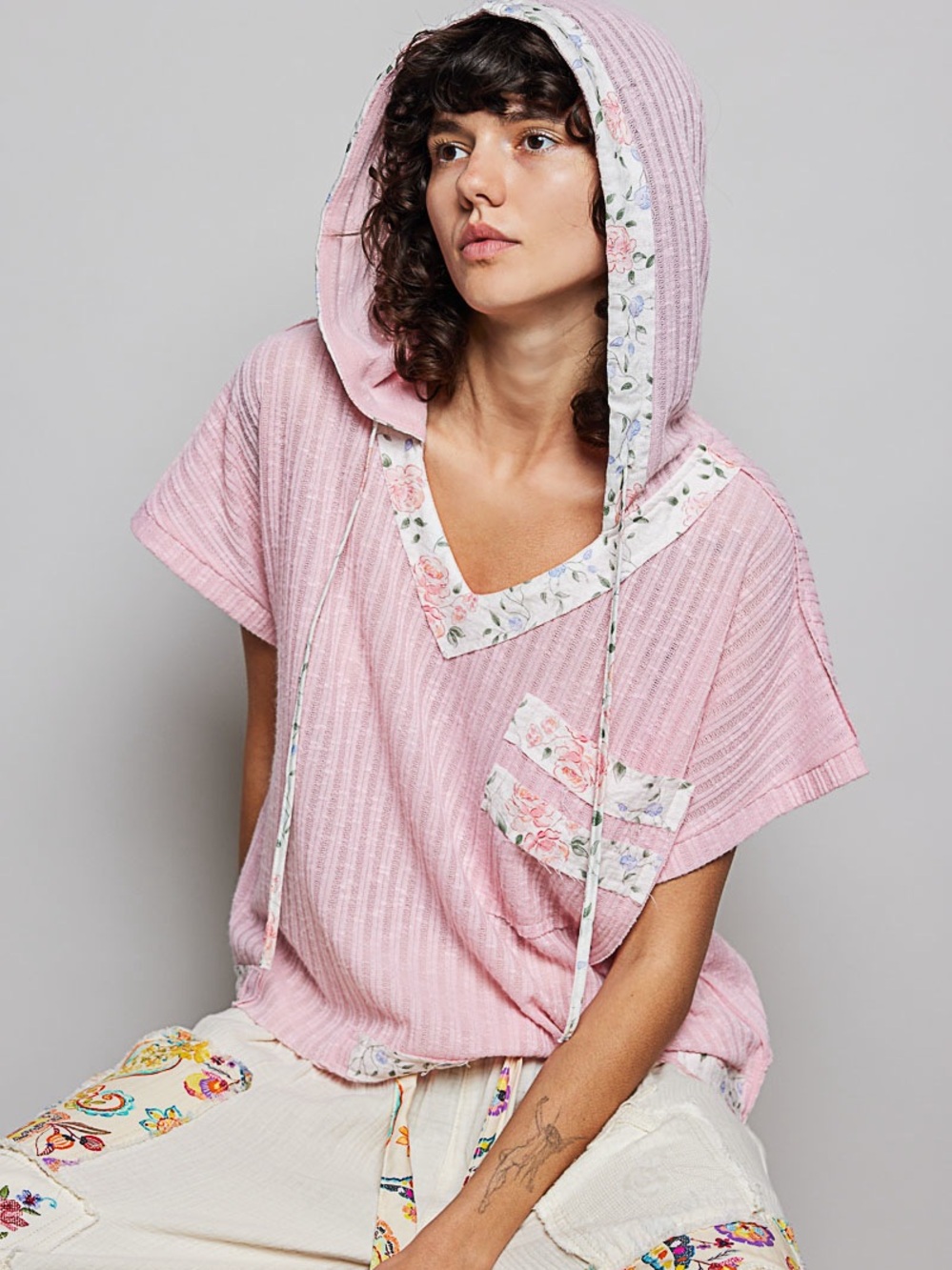 ♥️ Hello Gorgeous! POL Short Sleeve Hooded Top with Back-Open Detail